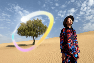 iPad Pro szemből, a kijelzőn sötétkéktől zöldig terjedő színátmenetes háttér előtt több megnyitott alkalmazás, egy
Apple Pencilt tartó kéz körívet kanyarít a kijelzőre, amivel a kép az Apple Intelligence-alapú Image Wand funkció működését
kívánja illusztrálni