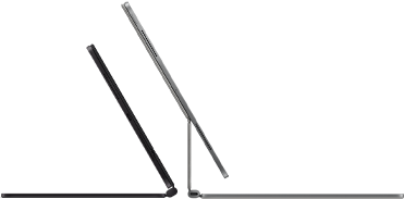 Két iPad Pro készülék Magic Keyboardhoz csatlakoztatva, oldalnézetből, vékony profillal, egy asztrofekete változat hangszórókkal
és USB-C porttal, félig nyitott helyzetben megdöntve, valamint egy ezüstszínű változat, nyitott helyzetben hátradöntve, így
megfigyelhető a billentyűzet konzolos lebegő dizájnja, valamint a hangszórók és a mikrofon