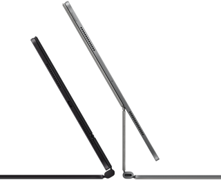 2Két iPad Pro készülék Magic Keyboardhoz csatlakoztatva, oldalnézetből, vékony profillal, egy asztrofekete változat hangszórókkal
és USB-C porttal, félig nyitott helyzetben megdöntve, valamint egy ezüstszínű változat, nyitott helyzetben hátradöntve, így
megfigyelhető a billentyűzet konzolos lebegő dizájnja, valamint a hangszórók és a mikrofon