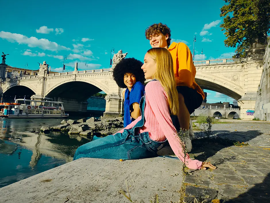 Fiatalok a folyóparton ülnek, effektelt kép