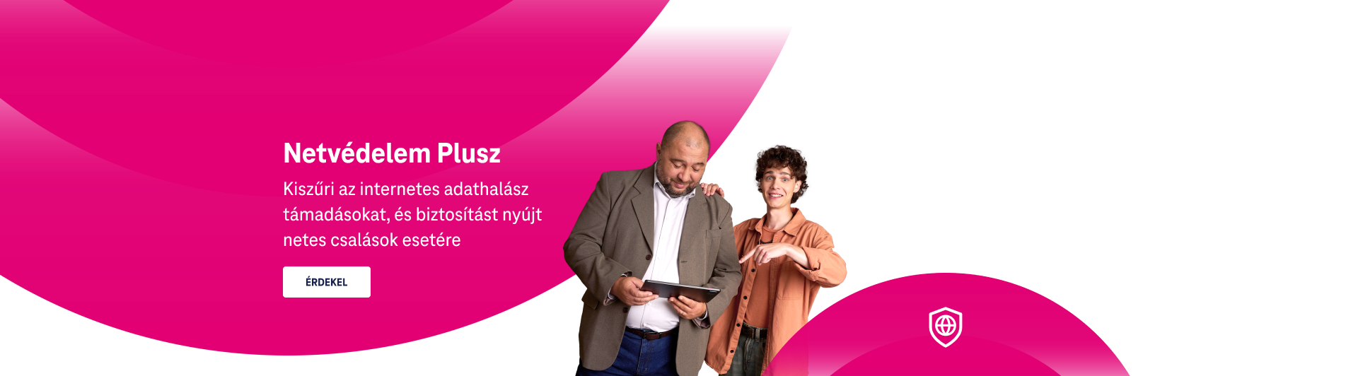 Netvédelem Plusz kreatívon egy középkorú férfi egy fiatalabbal nézi a tebletet