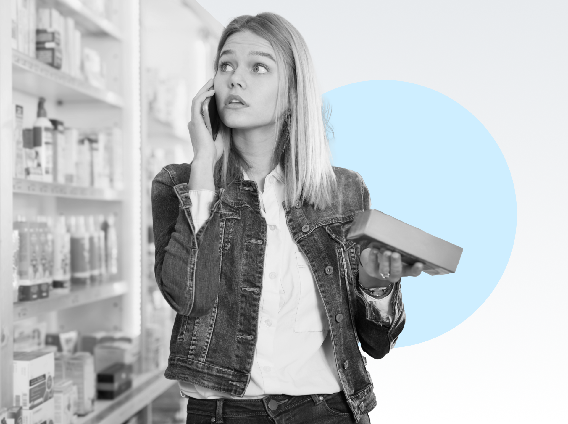 Gyógyszertári sorok között áll egy hölgy, telefonon segítséget kérve a megfelelő gyógyszer kiválasztásához.